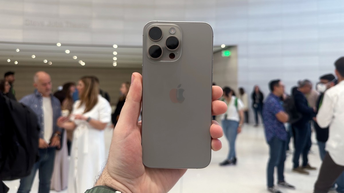 Apple iPhone 15 Pro Max in Natural Titanium